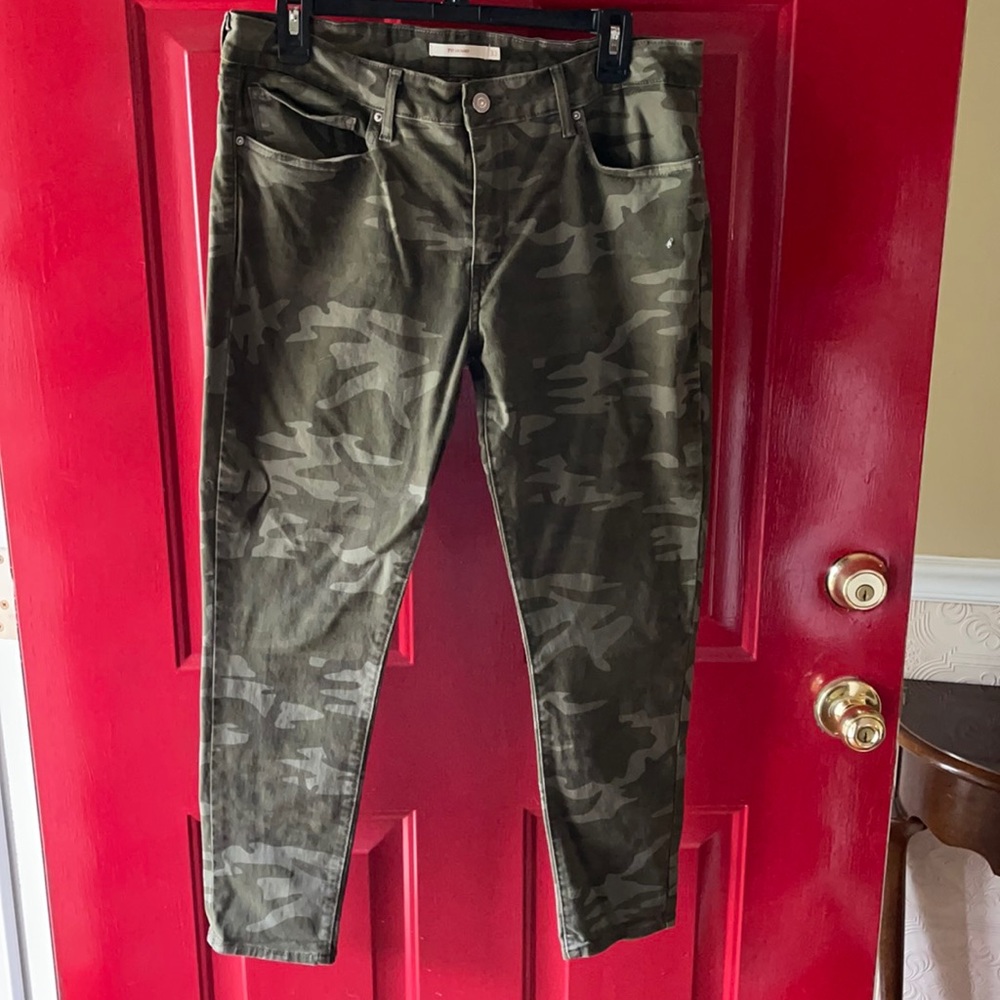 Levi’s 711 Skinny Camo - Size 33